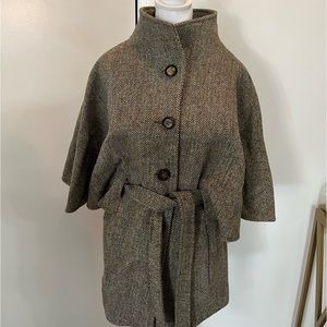 Harris Tweed cape with belt .